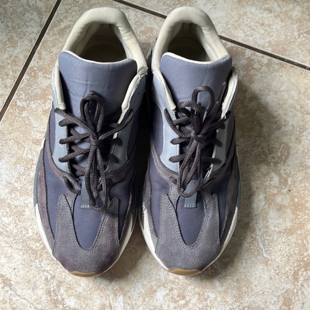 Yeezy 700 Magnet
